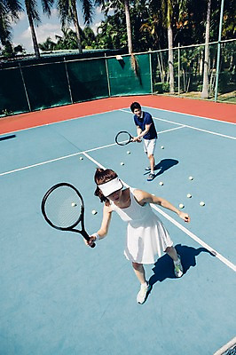 포토 JPG 주간 전신 해외기획촬영 라이프스타일 커플 여자 남자 스포츠 커플라이프 모션 건강 서기 들기 사람 동양인 20대 성인 야외 두명 앞모습 하이앵글 운동 한국인 테니스 라켓 테니스라켓 테니스장 테니스공 2015년태국 청년만 성인만 휘두르기 국내포토 자연요소 스포츠용품 뷰포인트 공 스포츠시설 관계 인종 청년 생활 구기 테니스용품 파일형식