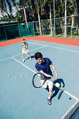 포토 JPG 주간 전신 해외기획촬영 라이프스타일 커플 여자 남자 스포츠 커플라이프 모션 건강 서기 들기 사람 동양인 20대 성인 야외 두명 앞모습 하이앵글 운동 한국인 테니스 라켓 테니스라켓 네트 테니스장 테니스공 2015년태국 청년만 성인만 국내포토 자연요소 스포츠용품 뷰포인트 공 스포츠시설 관계 인종 청년 생활 구기 테니스용품 파일형식