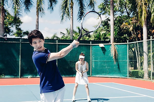 포토 JPG 주간 전신 해외기획촬영 라이프스타일 커플 응시 여자 남자 스포츠 커플라이프 모션 건강 서기 미소 들기 사람 동양인 상반신 20대 성인 야외 두명 앞모습 운동 한국인 테니스 라켓 테니스라켓 테니스장 2015년태국 청년만 성인만 국내포토 자연요소 시선 스포츠용품 뷰포인트 스포츠시설 관계 표정 인종 청년 생활 구기 파일형식