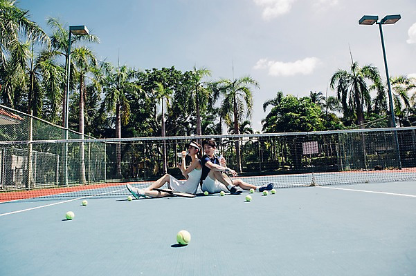 포토 JPG 주간 전신 해외기획촬영 라이프스타일 커플 여자 남자 커플라이프 모션 휴식 들기 사람 앉기 동양인 20대 성인 야외 두명 옆모습 물 한국인 테니스 마시기 등맞대기 라켓 테니스라켓 네트 테니스장 테니스공 물통 2015년태국 청년만 성인만 국내포토 자연요소 스포츠용품 스포츠 뷰포인트 컨셉 공 스포츠시설 관계 인종 청년 생활 구기 테니스용품 파일형식