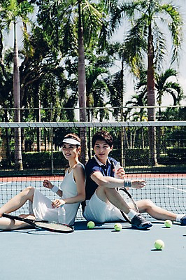 포토 JPG 주간 해외기획촬영 라이프스타일 커플 여자 남자 커플라이프 모션 휴식 미소 들기 사람 앉기 동양인 상반신 20대 성인 야외 두명 옆모습 한국인 테니스 등맞대기 라켓 테니스라켓 테니스장 테니스공 물통 2015년태국 청년만 성인만 국내포토 자연요소 스포츠용품 뷰포인트 컨셉 공 스포츠시설 관계 표정 인종 청년 생활 구기 테니스용품 파일형식