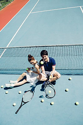 포토 JPG 주간 전신 해외기획촬영 라이프스타일 커플 응시 여자 남자 커플라이프 모션 휴식 들기 사람 앉기 동양인 20대 성인 야외 두명 앞모습 하이앵글 운동 한국인 테니스 라켓 테니스라켓 네트 테니스장 테니스공 2015년태국 청년만 성인만 국내포토 자연요소 시선 스포츠용품 스포츠 뷰포인트 컨셉 공 스포츠시설 관계 건강 인종 청년 생활 구기 테니스용품 파일형식
