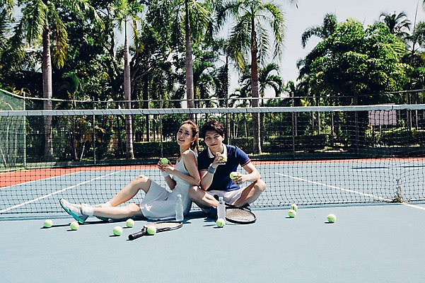 포토 JPG 주간 전신 해외기획촬영 라이프스타일 커플 응시 여자 남자 커플라이프 모션 휴식 들기 사람 앉기 동양인 20대 성인 야외 두명 앞모습 운동 한국인 테니스 라켓 테니스라켓 네트 테니스장 테니스공 물병 2015년태국 청년만 성인만 국내포토 자연요소 시선 스포츠용품 스포츠 뷰포인트 컨셉 공 스포츠시설 관계 건강 인종 청년 생활 구기 테니스용품 물통 파일형식