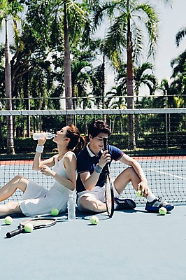 포토 JPG 주간 전신 해외기획촬영 라이프스타일 커플 여자 남자 스포츠 커플라이프 모션 휴식 건강 들기 사람 앉기 동양인 상반신 20대 성인 야외 두명 옆모습 물 운동 한국인 테니스 마시기 등맞대기 라켓 테니스라켓 네트 물병 2015년태국 청년만 성인만 국내포토 자연요소 스포츠용품 뷰포인트 컨셉 관계 인종 청년 생활 구기 물통 파일형식
