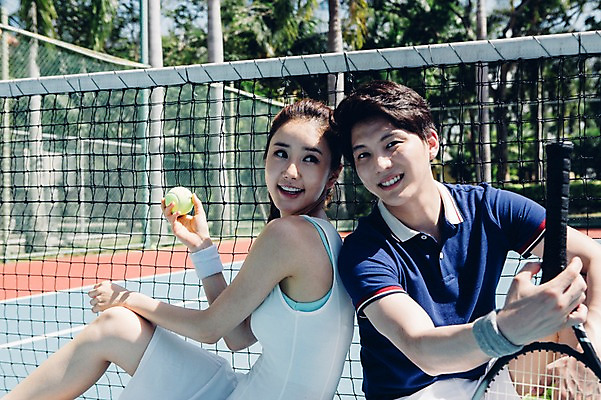 포토 JPG 주간 해외기획촬영 라이프스타일 커플 여자 남자 스포츠 커플라이프 모션 미소 들기 사람 앉기 동양인 상반신 20대 성인 야외 두명 옆모습 운동 한국인 테니스 등맞대기 라켓 테니스라켓 네트 테니스장 테니스공 2015년태국 청년만 성인만 국내포토 자연요소 스포츠용품 뷰포인트 공 스포츠시설 관계 표정 건강 인종 청년 생활 구기 테니스용품 파일형식