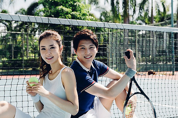 포토 JPG 주간 해외기획촬영 라이프스타일 커플 여자 남자 스포츠 커플라이프 모션 휴식 건강 미소 들기 사람 앉기 동양인 상반신 20대 성인 야외 두명 옆모습 운동 한국인 테니스 라켓 테니스라켓 네트 테니스장 테니스공 2015년태국 청년만 성인만 국내포토 자연요소 스포츠용품 뷰포인트 컨셉 공 스포츠시설 관계 표정 인종 청년 생활 구기 테니스용품 파일형식