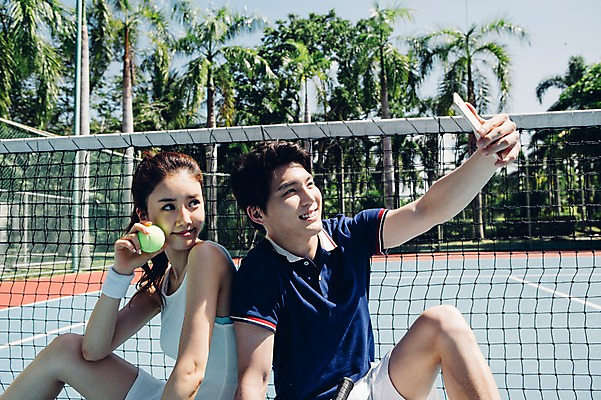 포토 JPG 주간 해외기획촬영 라이프스타일 커플 여자 남자 커플라이프 모션 미소 들기 사람 앉기 동양인 상반신 20대 성인 야외 두명 옆모습 스마트폰 사진촬영 한국인 테니스 네트 테니스장 셀프카메라 테니스공 2015년태국 청년만 성인만 국내포토 자연요소 스포츠 뷰포인트 공 스포츠시설 관계 표정 인종 청년 생활 핸드폰 스마트기기 구기 촬영 테니스용품 파일형식