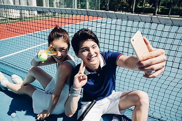 포토 JPG 주간 해외기획촬영 라이프스타일 커플 여자 남자 커플라이프 모션 들기 사람 앉기 동양인 손짓 상반신 20대 성인 야외 두명 스마트폰 사진촬영 한국인 테니스 네트 셀프카메라 테니스공 브이 2015년태국 청년만 성인만 국내포토 자연요소 스포츠 공 관계 인종 청년 생활 핸드폰 스마트기기 구기 촬영 테니스용품 파일형식
