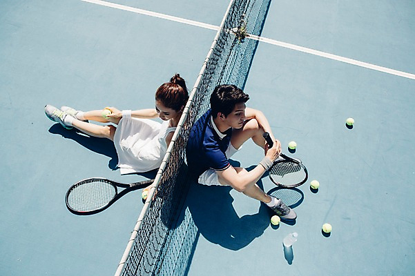 포토 JPG 주간 전신 해외기획촬영 라이프스타일 커플 여자 남자 스포츠 커플라이프 모션 건강 사람 앉기 동양인 20대 성인 야외 두명 하이앵글 운동 한국인 테니스 등맞대기 라켓 테니스라켓 네트 테니스장 테니스공 2015년태국 청년만 성인만 국내포토 자연요소 스포츠용품 뷰포인트 공 스포츠시설 관계 인종 청년 생활 구기 테니스용품 파일형식