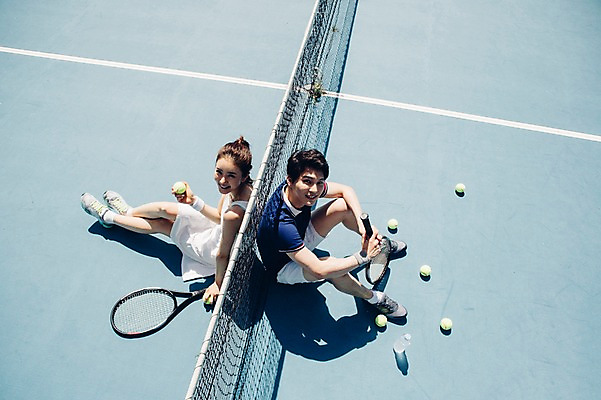 포토 JPG 주간 해외기획촬영 라이프스타일 커플 여자 남자 스포츠 커플라이프 모션 건강 미소 들기 사람 앉기 동양인 20대 성인 야외 두명 하이앵글 운동 한국인 올려보기 테니스 등맞대기 라켓 테니스라켓 네트 테니스장 테니스공 2015년태국 청년만 성인만 국내포토 자연요소 스포츠용품 뷰포인트 공 스포츠시설 관계 표정 인종 청년 생활 구기 테니스용품 파일형식