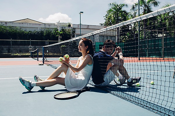 포토 JPG 주간 전신 해외기획촬영 라이프스타일 커플 여자 남자 스포츠 커플라이프 모션 건강 들기 사람 앉기 동양인 20대 성인 야외 두명 옆모습 운동 한국인 테니스 등맞대기 라켓 테니스라켓 네트 테니스장 테니스공 2015년태국 청년만 성인만 국내포토 자연요소 스포츠용품 뷰포인트 공 스포츠시설 관계 인종 청년 생활 구기 테니스용품 파일형식