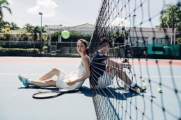 포토 JPG 주간 전신 해외기획촬영 라이프스타일 커플 여자 남자 스포츠 커플라이프 모션 건강 들기 사람 앉기 동양인 20대 성인 야외 두명 옆모습 운동 한국인 테니스 등맞대기 라켓 테니스라켓 네트 던지기 테니스장 테니스공 2015년태국 청년만 성인만 국내포토 자연요소 스포츠용품 뷰포인트 공 스포츠시설 관계 인종 청년 생활 구기 테니스용품 파일형식