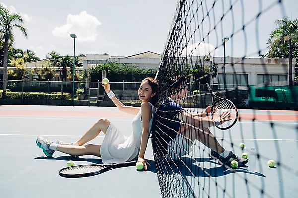 포토 JPG 주간 전신 해외기획촬영 라이프스타일 커플 여자 남자 스포츠 커플라이프 모션 건강 들기 사람 앉기 동양인 20대 성인 야외 두명 옆모습 운동 한국인 테니스 등맞대기 라켓 테니스라켓 네트 테니스장 테니스공 2015년태국 청년만 성인만 국내포토 자연요소 스포츠용품 뷰포인트 공 스포츠시설 관계 인종 청년 생활 구기 테니스용품 파일형식