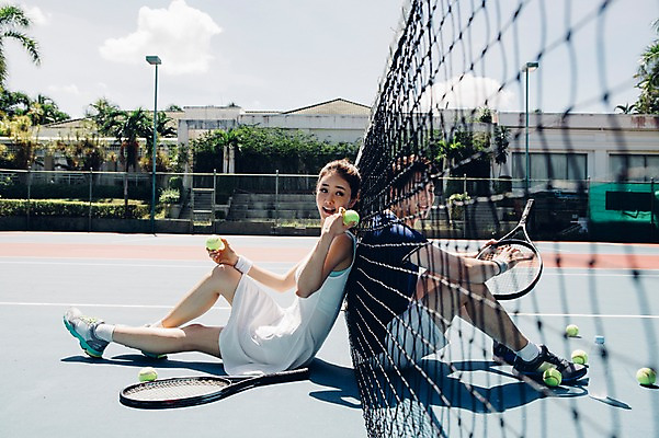 포토 JPG 주간 전신 해외기획촬영 라이프스타일 커플 여자 남자 스포츠 커플라이프 모션 건강 들기 사람 앉기 동양인 20대 성인 야외 두명 운동 한국인 테니스 등맞대기 라켓 테니스라켓 네트 테니스장 테니스공 2015년태국 청년만 성인만 국내포토 자연요소 스포츠용품 공 스포츠시설 관계 인종 청년 생활 구기 테니스용품 파일형식