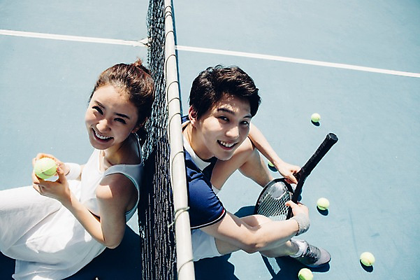 포토 JPG 주간 해외기획촬영 라이프스타일 커플 여자 남자 스포츠 커플라이프 모션 건강 미소 들기 사람 앉기 동양인 상반신 20대 성인 야외 두명 옆모습 운동 한국인 테니스 등맞대기 라켓 테니스라켓 네트 테니스장 테니스공 2015년태국 청년만 성인만 국내포토 자연요소 스포츠용품 뷰포인트 공 스포츠시설 관계 표정 인종 청년 생활 구기 테니스용품 파일형식