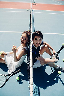 포토 JPG 주간 해외기획촬영 라이프스타일 커플 응시 여자 남자 스포츠 커플라이프 모션 건강 미소 들기 사람 앉기 동양인 20대 성인 야외 두명 운동 한국인 테니스 등맞대기 라켓 테니스라켓 네트 테니스장 테니스공 2015년태국 청년만 성인만 국내포토 자연요소 시선 스포츠용품 공 스포츠시설 관계 표정 인종 청년 생활 구기 테니스용품 파일형식