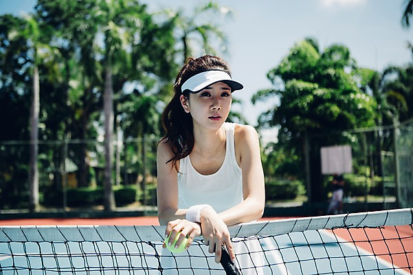 포토 JPG 주간 해외기획촬영 우먼라이프 라이프스타일 응시 여자 스포츠 모션 휴식 한명 서기 들기 사람 앉기 동양인 상반신 20대 성인 야외 앞모습 한국인 테니스 라켓 테니스라켓 네트 테니스공 2015년태국 여자만 여자한명만 성인여자만 청년만 청년여자만 성인한명만 청년여자한명만 성인여자한명만 성인만 국내포토 자연요소 1 시선 스포츠용품 뷰포인트 컨셉 공 인종 청년 생활 구기 테니스용품 파일형식