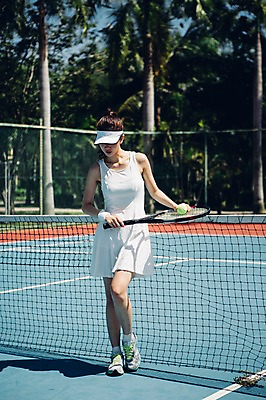 포토 JPG 주간 전신 해외기획촬영 우먼라이프 라이프스타일 여자 스포츠 모션 한명 서기 들기 사람 동양인 20대 성인 야외 앞모습 한국인 테니스 라켓 테니스라켓 네트 테니스공 2015년태국 여자만 여자한명만 성인여자만 청년만 청년여자만 성인한명만 청년여자한명만 성인여자한명만 성인만 국내포토 자연요소 1 스포츠용품 뷰포인트 공 인종 청년 생활 구기 테니스용품 파일형식