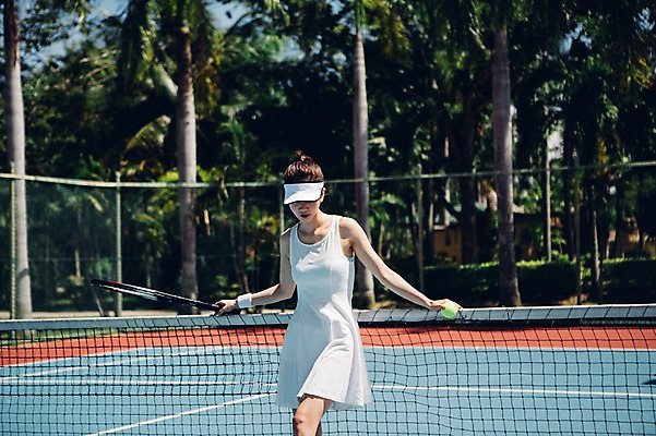 포토 JPG 주간 해외기획촬영 우먼라이프 라이프스타일 여자 스포츠 모션 한명 서기 들기 사람 동양인 상반신 20대 성인 야외 앞모습 한국인 테니스 라켓 테니스라켓 네트 테니스공 2015년태국 여자만 여자한명만 성인여자만 청년만 청년여자만 성인한명만 청년여자한명만 성인여자한명만 성인만 국내포토 자연요소 1 스포츠용품 뷰포인트 공 인종 청년 생활 구기 테니스용품 파일형식