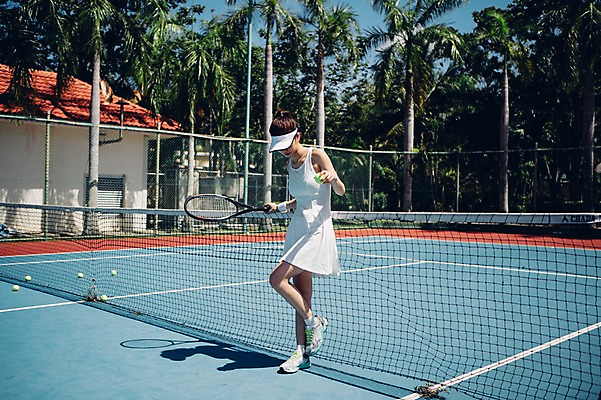 포토 JPG 주간 전신 해외기획촬영 우먼라이프 라이프스타일 여자 스포츠 모션 한명 서기 들기 사람 동양인 20대 성인 야외 옆모습 한국인 테니스 라켓 테니스라켓 네트 테니스공 다리들기 2015년태국 여자만 여자한명만 성인여자만 청년만 청년여자만 성인한명만 청년여자한명만 성인여자한명만 성인만 국내포토 자연요소 1 스포츠용품 뷰포인트 공 인종 청년 생활 구기 테니스용품 파일형식