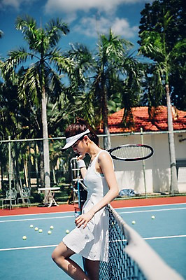 포토 JPG 주간 해외기획촬영 우먼라이프 라이프스타일 여자 스포츠 모션 한명 서기 들기 사람 동양인 상반신 20대 성인 야외 옆모습 한국인 테니스 라켓 테니스라켓 네트 테니스공 2015년태국 여자만 여자한명만 성인여자만 청년만 청년여자만 성인한명만 청년여자한명만 성인여자한명만 성인만 국내포토 자연요소 1 스포츠용품 뷰포인트 공 인종 청년 생활 구기 테니스용품 파일형식