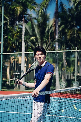 포토 JPG 주간 해외기획촬영 라이프스타일 남자 스포츠 맨라이프 모션 건강 한명 서기 들기 사람 동양인 상반신 20대 성인 야외 옆모습 운동 한국인 테니스 라켓 테니스라켓 네트 테니스장 2015년태국 남자만 남자한명만 성인남자만 청년만 청년남자만 청년남자한명만 성인한명만 성인남자한명만 성인만 국내포토 자연요소 1 스포츠용품 뷰포인트 스포츠시설 인종 청년 생활 구기 파일형식