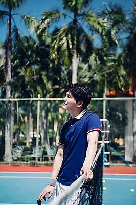 포토 JPG 주간 해외기획촬영 라이프스타일 응시 남자 스포츠 맨라이프 모션 건강 한명 서기 들기 사람 동양인 상반신 20대 성인 야외 옆모습 운동 한국인 테니스 라켓 테니스라켓 네트 테니스장 2015년태국 남자만 남자한명만 성인남자만 청년만 청년남자만 청년남자한명만 성인한명만 성인남자한명만 성인만 국내포토 자연요소 1 시선 스포츠용품 뷰포인트 스포츠시설 인종 청년 생활 구기 파일형식