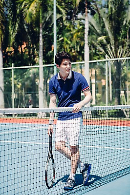 포토 JPG 주간 전신 해외기획촬영 라이프스타일 응시 남자 스포츠 맨라이프 모션 건강 한명 서기 들기 사람 동양인 20대 성인 야외 앞모습 운동 한국인 테니스 라켓 테니스라켓 네트 테니스장 2015년태국 남자만 남자한명만 성인남자만 청년만 청년남자만 청년남자한명만 성인한명만 성인남자한명만 성인만 국내포토 자연요소 1 시선 스포츠용품 뷰포인트 스포츠시설 인종 청년 생활 구기 파일형식