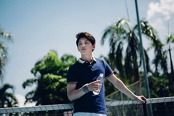 포토 JPG 주간 해외기획촬영 라이프스타일 응시 남자 스포츠 맨라이프 모션 건강 한명 서기 들기 사람 동양인 상반신 20대 성인 야외 운동 한국인 테니스 라켓 테니스라켓 네트 테니스장 물병 2015년태국 남자만 남자한명만 성인남자만 청년만 청년남자만 청년남자한명만 성인한명만 성인남자한명만 성인만 국내포토 자연요소 1 시선 스포츠용품 스포츠시설 인종 청년 생활 구기 물통 파일형식