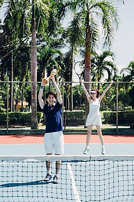포토 JPG 주간 전신 해외기획촬영 라이프스타일 커플 여자 남자 스포츠 커플라이프 모션 서기 들기 사람 동양인 손짓 20대 성인 야외 두명 앞모습 운동 기쁨 한국인 테니스 라켓 테니스라켓 네트 테니스장 트로피 손뻗기 2015년태국 청년만 성인만 국내포토 자연요소 감정 스포츠용품 뷰포인트 스포츠시설 관계 건강 인종 청년 생활 구기 상_우승 파일형식