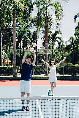 포토 JPG 주간 전신 해외기획촬영 라이프스타일 커플 여자 남자 스포츠 커플라이프 모션 팔벌리기 서기 미소 들기 사람 동양인 손짓 20대 성인 야외 두명 앞모습 운동 기쁨 한국인 테니스 라켓 테니스라켓 네트 테니스장 트로피 2015년태국 청년만 성인만 국내포토 자연요소 감정 스포츠용품 뷰포인트 스포츠시설 관계 표정 건강 인종 청년 생활 구기 상_우승 파일형식