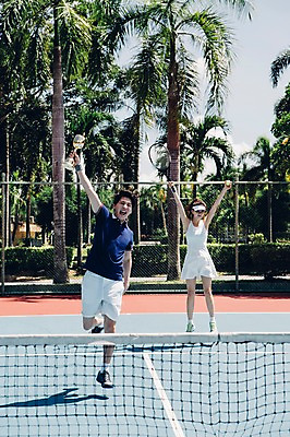 포토 JPG 주간 전신 해외기획촬영 라이프스타일 커플 여자 남자 스포츠 커플라이프 모션 들기 사람 동양인 손짓 20대 성인 야외 두명 앞모습 운동 점프 기쁨 한국인 테니스 라켓 테니스라켓 네트 테니스장 트로피 손뻗기 2015년태국 청년만 성인만 국내포토 자연요소 감정 스포츠용품 뷰포인트 스포츠시설 관계 건강 인종 청년 생활 구기 상_우승 파일형식