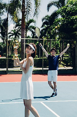 포토 JPG 주간 전신 해외기획촬영 라이프스타일 커플 여자 남자 스포츠 커플라이프 모션 서기 미소 들기 사람 동양인 손짓 상반신 20대 성인 야외 두명 옆모습 운동 기쁨 한국인 테니스 라켓 테니스라켓 네트 테니스장 트로피 손뻗기 2015년태국 청년만 성인만 국내포토 자연요소 감정 스포츠용품 뷰포인트 스포츠시설 관계 표정 건강 인종 청년 생활 구기 상_우승 파일형식