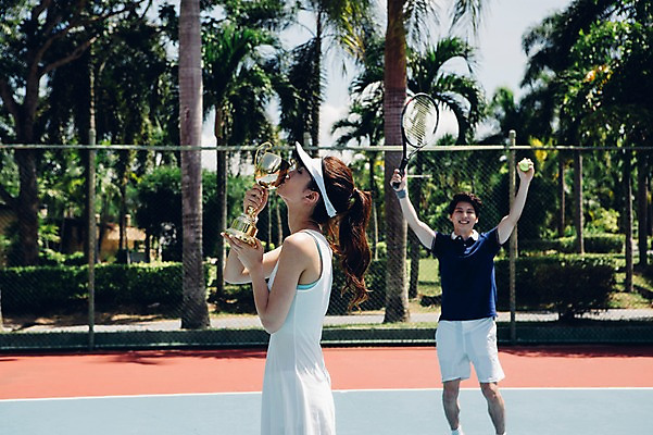 포토 JPG 주간 해외기획촬영 라이프스타일 커플 여자 남자 스포츠 커플라이프 모션 키스 서기 들기 사람 동양인 상반신 20대 성인 야외 두명 앞모습 옆모습 운동 기쁨 한국인 테니스 라켓 테니스라켓 네트 테니스장 트로피 2015년태국 청년만 성인만 국내포토 자연요소 감정 스포츠용품 뷰포인트 스포츠시설 관계 건강 인종 청년 생활 구기 상_우승 애정표현 파일형식