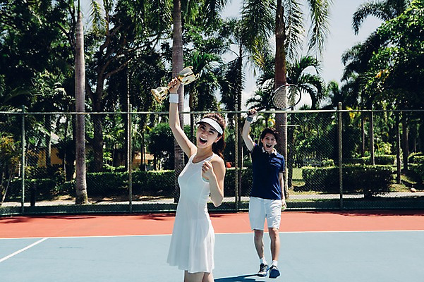 포토 JPG 주간 전신 해외기획촬영 라이프스타일 커플 여자 남자 스포츠 커플라이프 모션 서기 들기 사람 동양인 상반신 20대 성인 야외 두명 운동 기쁨 한국인 테니스 라켓 테니스라켓 네트 테니스장 트로피 2015년태국 청년만 성인만 국내포토 자연요소 감정 스포츠용품 스포츠시설 관계 건강 인종 청년 생활 구기 상_우승 파일형식