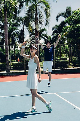 포토 JPG 주간 전신 해외기획촬영 라이프스타일 커플 여자 남자 스포츠 커플라이프 모션 서기 미소 들기 사람 동양인 20대 성인 야외 두명 운동 점프 기쁨 한국인 테니스 라켓 테니스라켓 네트 테니스장 트로피 2015년태국 청년만 성인만 국내포토 자연요소 감정 스포츠용품 스포츠시설 관계 표정 건강 인종 청년 생활 구기 상_우승 파일형식