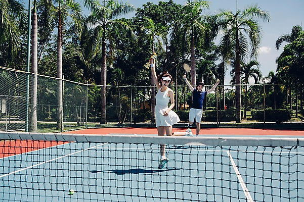 포토 JPG 주간 전신 해외기획촬영 라이프스타일 커플 여자 남자 스포츠 커플라이프 모션 들기 사람 동양인 20대 성인 야외 두명 앞모습 운동 점프 기쁨 한국인 테니스 라켓 테니스라켓 네트 테니스장 테니스공 트로피 즐거움 2015년태국 청년만 성인만 국내포토 자연요소 감정 스포츠용품 뷰포인트 공 스포츠시설 관계 건강 인종 청년 생활 구기 테니스용품 상_우승 파일형식