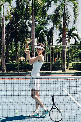 포토 JPG 주간 전신 해외기획촬영 우먼라이프 라이프스타일 여자 모션 한명 서기 미소 들기 사람 동양인 20대 성인 야외 옆모습 한국인 테니스 라켓 우승 테니스라켓 네트 테니스장 트로피 2015년태국 여자만 여자한명만 성인여자만 청년만 청년여자만 성인한명만 청년여자한명만 성인여자한명만 성인만 국내포토 자연요소 1 스포츠용품 스포츠 뷰포인트 스포츠시설 표정 인종 청년 생활 구기 최고 상_우승 파일형식