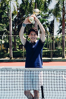 포토 JPG 주간 해외기획촬영 라이프스타일 남자 스포츠 맨라이프 모션 한명 서기 들기 사람 동양인 상반신 20대 성인 야외 앞모습 한국인 테니스 우승 네트 테니스장 트로피 즐거움 2015년태국 남자만 남자한명만 성인남자만 청년만 청년남자만 청년남자한명만 성인한명만 성인남자한명만 성인만 국내포토 자연요소 1 감정 뷰포인트 스포츠시설 인종 청년 생활 구기 최고 상_우승 파일형식