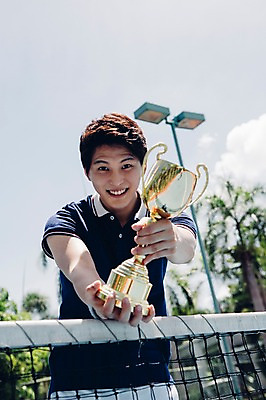 포토 JPG 주간 해외기획촬영 라이프스타일 남자 스포츠 맨라이프 모션 한명 서기 미소 들기 사람 동양인 상반신 20대 성인 야외 한국인 테니스 네트 테니스장 트로피 2015년태국 남자만 남자한명만 성인남자만 청년만 청년남자만 청년남자한명만 성인한명만 성인남자한명만 성인만 국내포토 자연요소 1 스포츠시설 표정 인종 청년 생활 구기 상_우승 파일형식