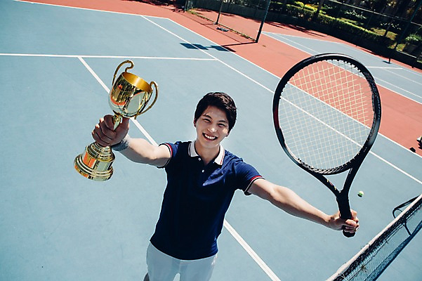 포토 JPG 주간 해외기획촬영 라이프스타일 남자 스포츠 맨라이프 모션 한명 서기 미소 들기 사람 동양인 상반신 20대 성인 야외 앞모습 하이앵글 한국인 테니스 라켓 테니스라켓 네트 테니스장 트로피 2015년태국 남자만 남자한명만 성인남자만 청년만 청년남자만 청년남자한명만 성인한명만 성인남자한명만 성인만 국내포토 자연요소 1 스포츠용품 뷰포인트 스포츠시설 표정 인종 청년 생활 구기 상_우승 파일형식