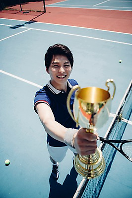 포토 JPG 주간 전신 해외기획촬영 라이프스타일 남자 스포츠 맨라이프 모션 한명 서기 미소 들기 사람 동양인 20대 성인 야외 앞모습 하이앵글 한국인 테니스 라켓 테니스라켓 네트 테니스장 트로피 2015년태국 남자만 남자한명만 성인남자만 청년만 청년남자만 청년남자한명만 성인한명만 성인남자한명만 성인만 국내포토 자연요소 1 스포츠용품 뷰포인트 스포츠시설 표정 인종 청년 생활 구기 상_우승 파일형식