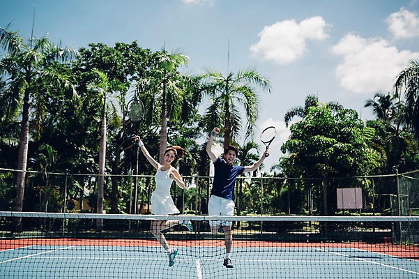 포토 JPG 주간 전신 해외기획촬영 라이프스타일 커플 여자 남자 스포츠 커플라이프 모션 건강 들기 사람 동양인 20대 성인 야외 두명 앞모습 운동 점프 한국인 테니스 라켓 테니스라켓 네트 테니스장 2015년태국 청년만 성인만 국내포토 자연요소 스포츠용품 뷰포인트 스포츠시설 관계 인종 청년 생활 구기 파일형식
