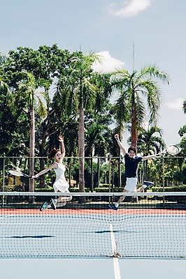 포토 JPG 주간 전신 해외기획촬영 라이프스타일 커플 여자 남자 스포츠 커플라이프 모션 건강 들기 사람 동양인 20대 성인 야외 두명 앞모습 운동 점프 한국인 테니스 라켓 테니스라켓 네트 테니스장 2015년태국 청년만 성인만 국내포토 자연요소 스포츠용품 뷰포인트 스포츠시설 관계 인종 청년 생활 구기 파일형식