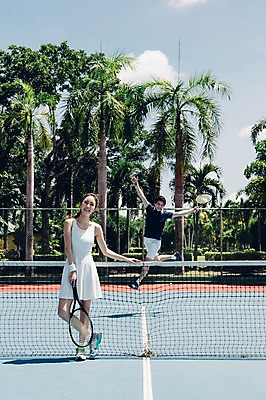 포토 JPG 주간 전신 해외기획촬영 라이프스타일 커플 여자 남자 스포츠 커플라이프 모션 건강 서기 들기 사람 동양인 20대 성인 야외 두명 앞모습 운동 점프 한국인 테니스 라켓 테니스라켓 네트 테니스장 2015년태국 청년만 성인만 국내포토 자연요소 스포츠용품 뷰포인트 스포츠시설 관계 인종 청년 생활 구기 파일형식