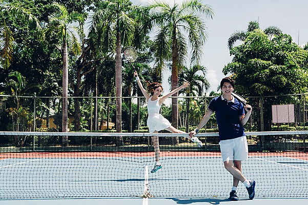 포토 JPG 주간 전신 해외기획촬영 라이프스타일 커플 여자 남자 스포츠 커플라이프 모션 건강 들기 사람 동양인 20대 성인 야외 두명 앞모습 운동 점프 한국인 테니스 라켓 테니스라켓 네트 테니스장 2015년태국 청년만 성인만 국내포토 자연요소 스포츠용품 뷰포인트 스포츠시설 관계 인종 청년 생활 구기 파일형식
