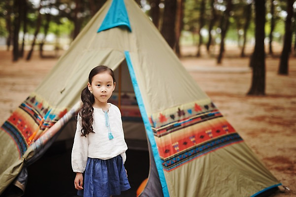 포토 JPG 주간 라이프스타일 여자 어린이 모션 한국 텐트 한명 서기 사람 동양인 소녀 상반신 야외 앞모습 캠핑 한국인 가족라이프 추억 캠핑장 강원도 양양군 여자만 여자한명만 어린이만 소녀만 소녀한명만 국내포토 자연요소 1 아시아 뷰포인트 컨셉 가족 레저 캠핑도구 인종 생활 파일형식