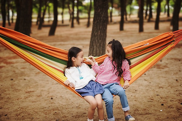 포토 JPG 주간 전신 라이프스타일 여자 어린이 가족 모션 한국 미소 사람 앉기 동양인 소녀 야외 두명 앞모습 캠핑 한국인 가족라이프 추억 쌍둥이 캠핑장 자매 강원도 해먹 양양군 여자만 어린이만 국내포토 자연요소 아시아 뷰포인트 컨셉 관계 레저 표정 인종 생활 침대 파일형식