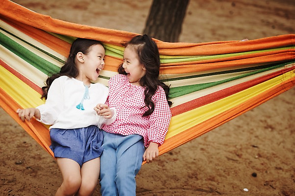 포토 JPG 주간 라이프스타일 여자 어린이 가족 모션 한국 미소 사람 앉기 동양인 소녀 상반신 야외 두명 앞모습 캠핑 한국인 가족라이프 추억 쌍둥이 캠핑장 자매 강원도 해먹 양양군 여자만 어린이만 국내포토 자연요소 아시아 뷰포인트 컨셉 관계 레저 표정 인종 생활 침대 파일형식