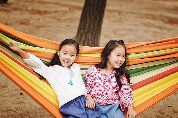 포토 JPG 주간 라이프스타일 여자 어린이 가족 모션 한국 미소 사람 앉기 동양인 소녀 상반신 야외 두명 앞모습 캠핑 한국인 가족라이프 추억 쌍둥이 캠핑장 자매 강원도 해먹 양양군 여자만 어린이만 국내포토 자연요소 아시아 뷰포인트 컨셉 관계 레저 표정 인종 생활 침대 파일형식
